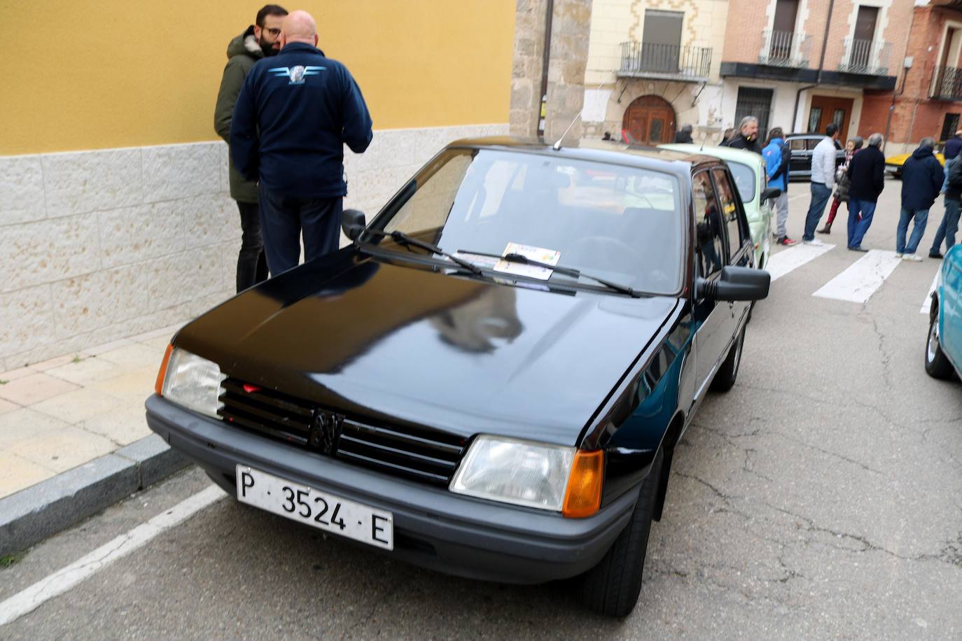 Concentración de coches en Cevico de la Torre. 