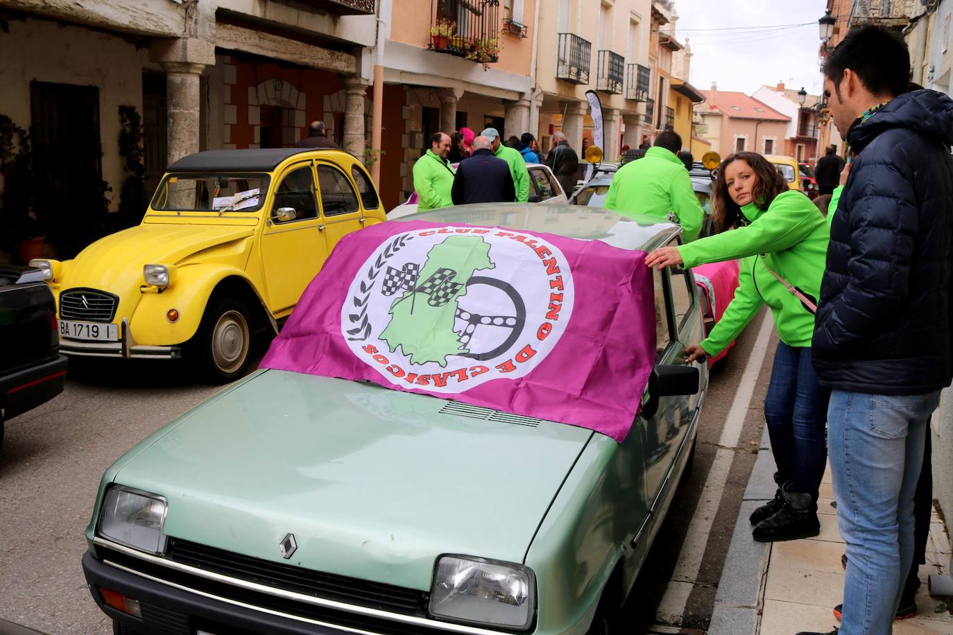 Concentración de coches en Cevico de la Torre. 