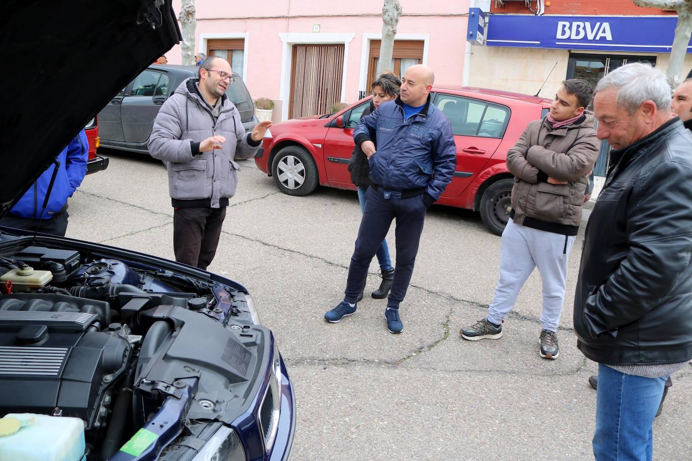 Concentración de coches en Cevico de la Torre. 