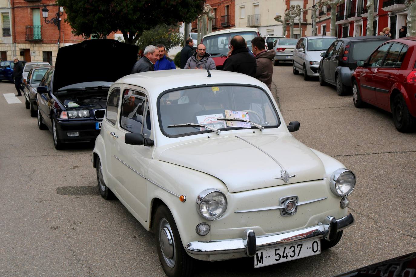 Concentración de coches en Cevico de la Torre. 