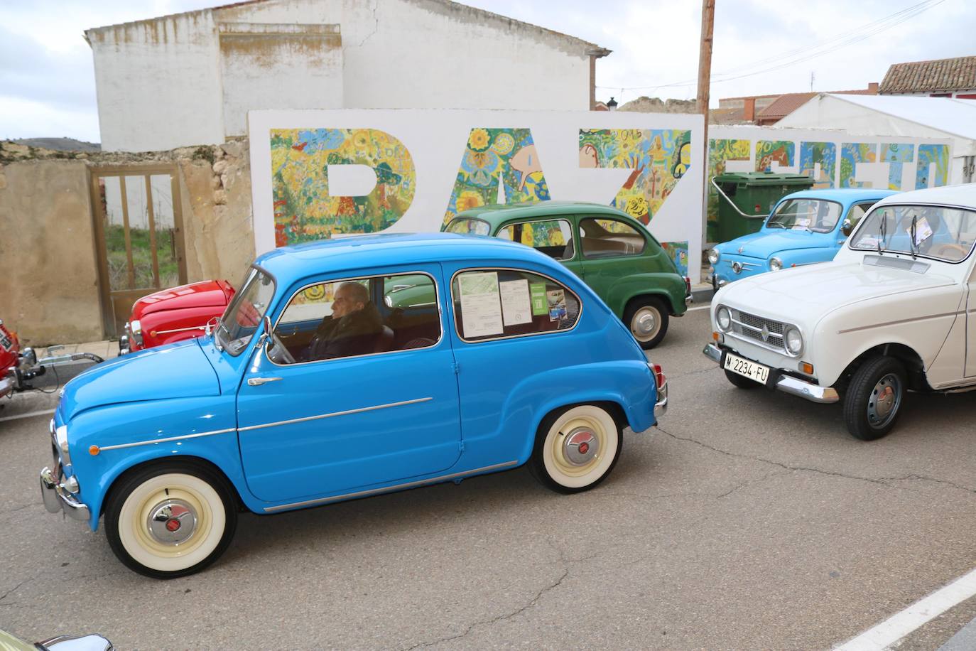 Concentración de coches en Cevico de la Torre. 