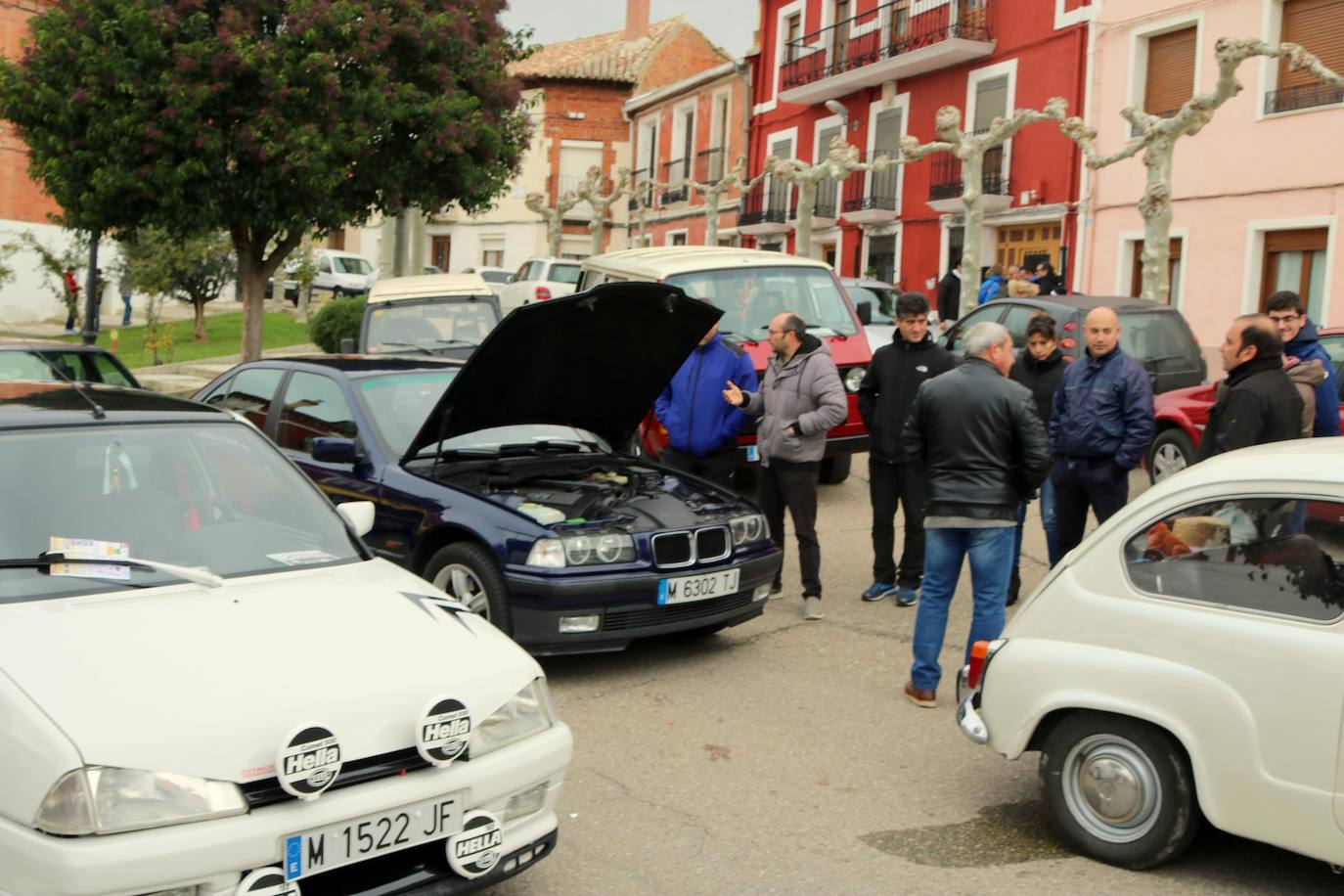 Concentración de coches en Cevico de la Torre. 