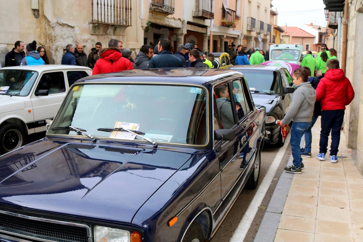 Concentración de coches en Cevico de la Torre. 
