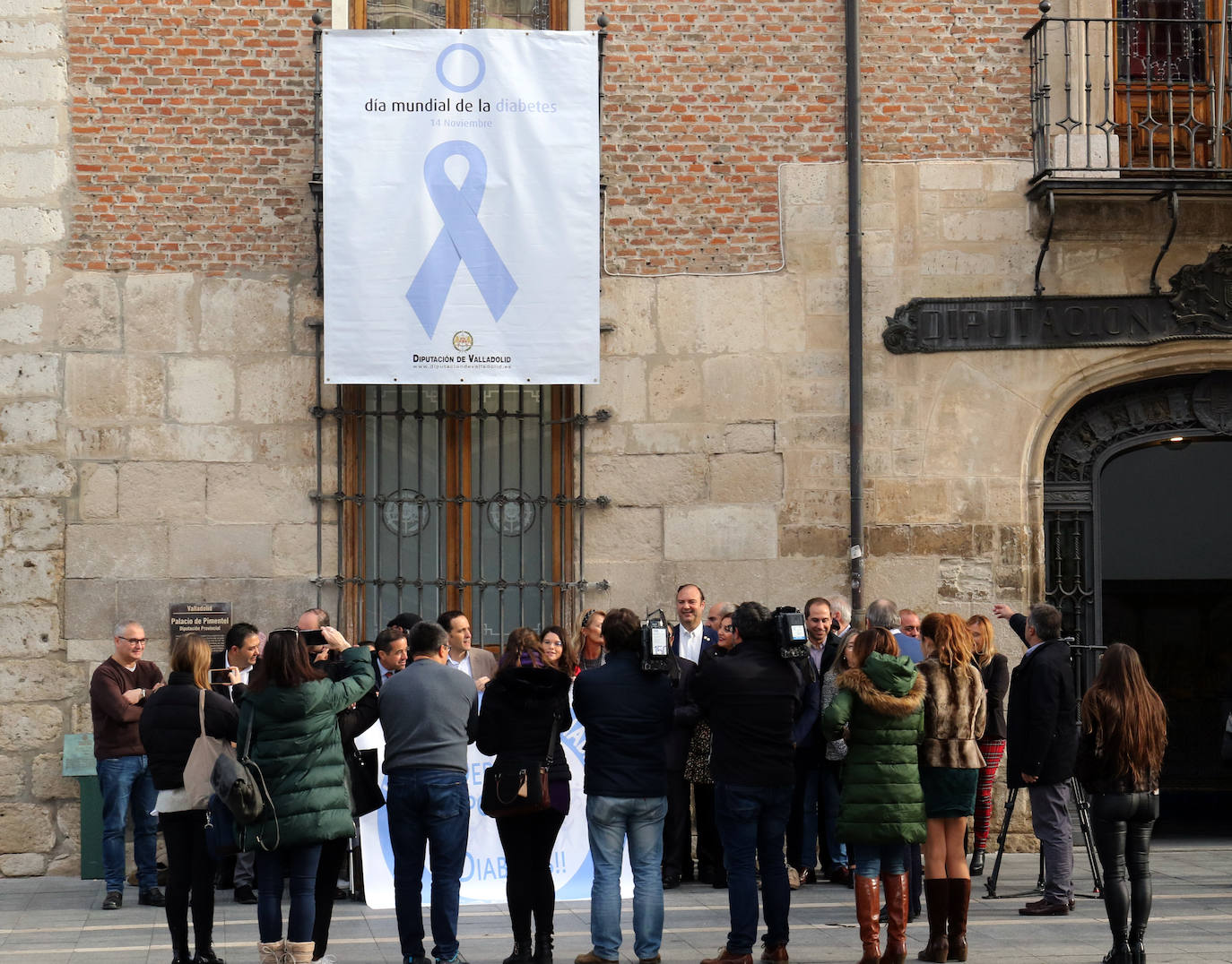 El Colegio de Enfermería, la Asociación Diabetes y la Facultad de Enfermería de Valladolid instalan ocho mesas informativas para sensibilizar a la población sobre esta enfermedad y realizar controles de glucemia.