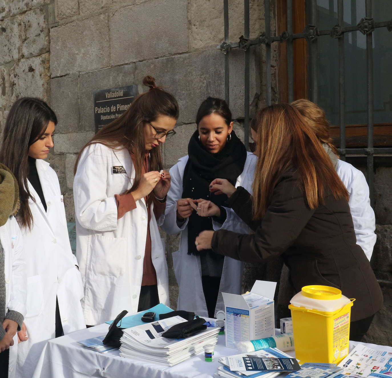 El Colegio de Enfermería, la Asociación Diabetes y la Facultad de Enfermería de Valladolid instalan ocho mesas informativas para sensibilizar a la población sobre esta enfermedad y realizar controles de glucemia.