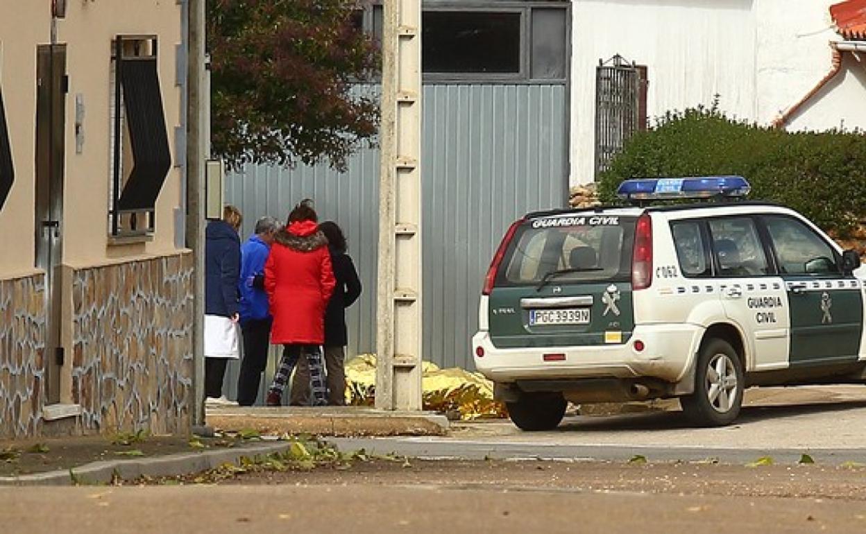 Una persona falleció hoy en la localidad salmantina de Morasverdes, en la comarca de Ciudad Rodrigo, tras ser atropellado por una carretilla mecánica en el interior de una nave ubicada en la carretera de Béjar.