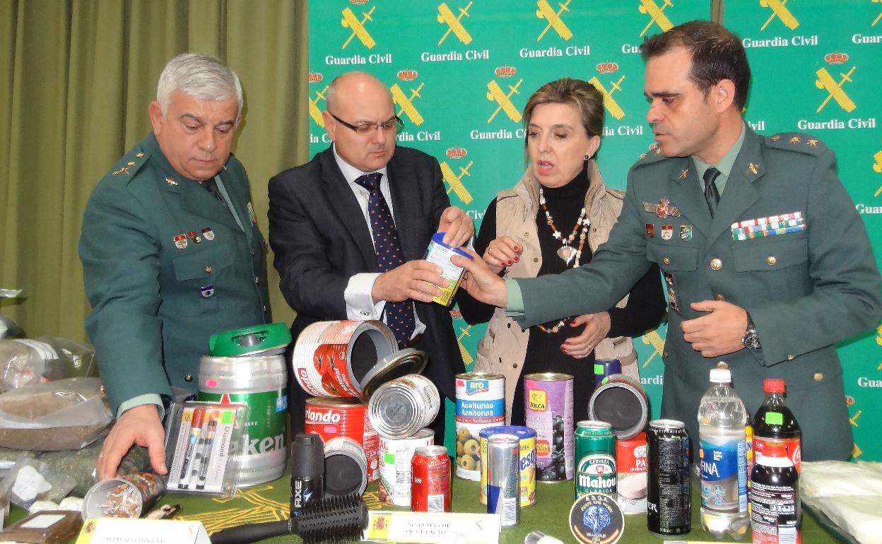 Francisco Javier Sualdea, Luis Antonio Gómez, María José Salgueiro y Javier Peña examinan los botes en los que se ocultaba la droga, tras la operación de la Guardia Civil. 