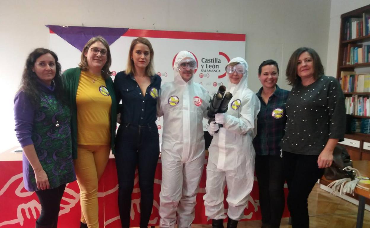 Dos 'cazamachistas' junto a responsables de UGT y FeSMC.