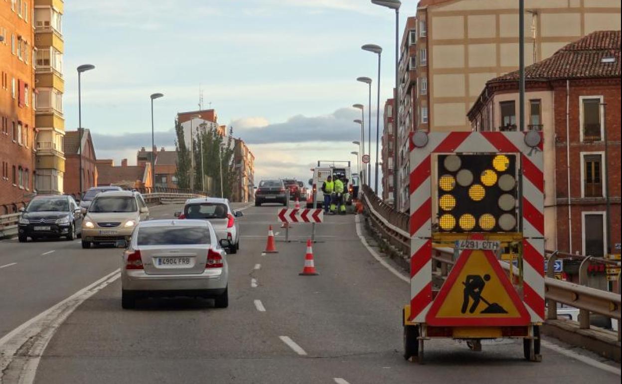 Obras en el carril de salida del viaducto de Arco de Ladrillo en la tarde del miércoles.