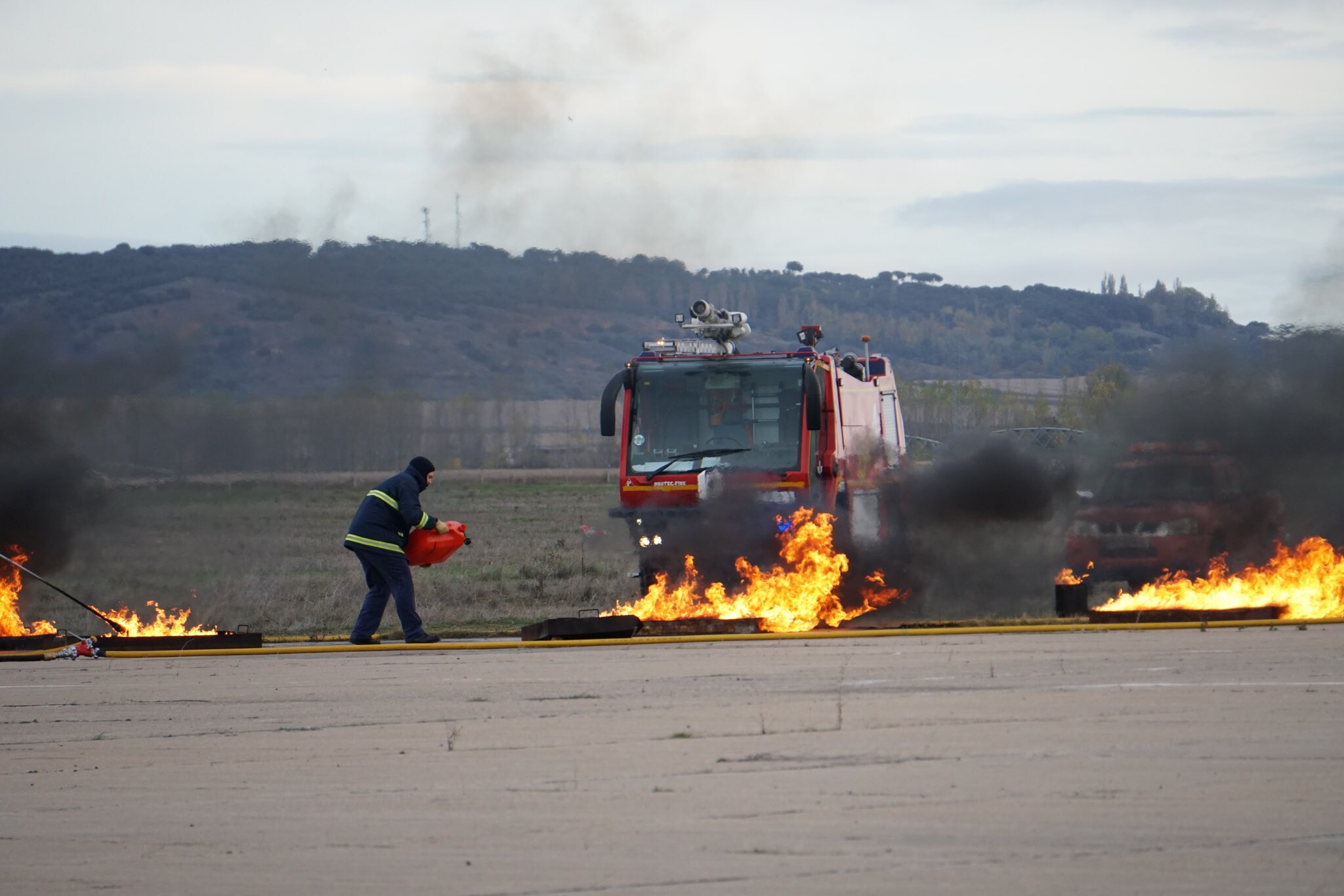 El simulacro 'VEGA 19' ha recreado el accidente de un avión de pasajeros proveniente de un país fuera del espacio Schengen que declara una emergencia por un problema en su tren de aterrizaje | Alumnos de Adventia y personal de la base aérea ejercieron como tripulantes, pasajeros y familiares