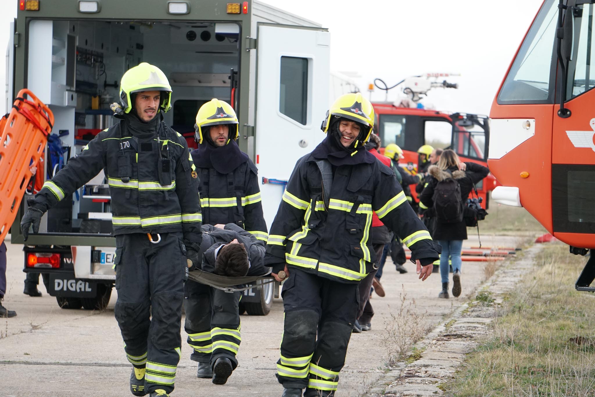 El simulacro 'VEGA 19' ha recreado el accidente de un avión de pasajeros proveniente de un país fuera del espacio Schengen que declara una emergencia por un problema en su tren de aterrizaje | Alumnos de Adventia y personal de la base aérea ejercieron como tripulantes, pasajeros y familiares