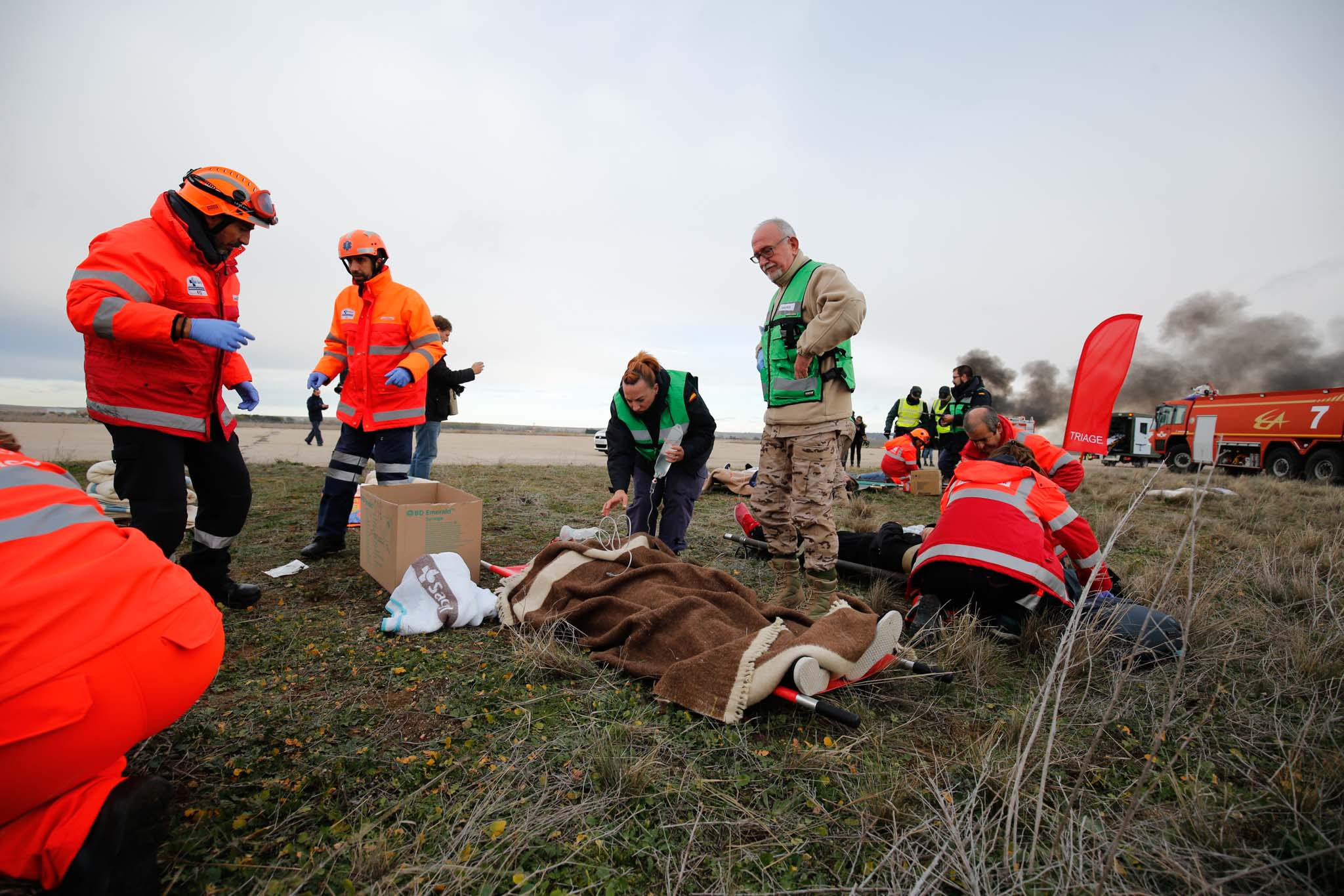 El simulacro 'VEGA 19' ha recreado el accidente de un avión de pasajeros proveniente de un país fuera del espacio Schengen que declara una emergencia por un problema en su tren de aterrizaje | Alumnos de Adventia y personal de la base aérea ejercieron como tripulantes, pasajeros y familiares