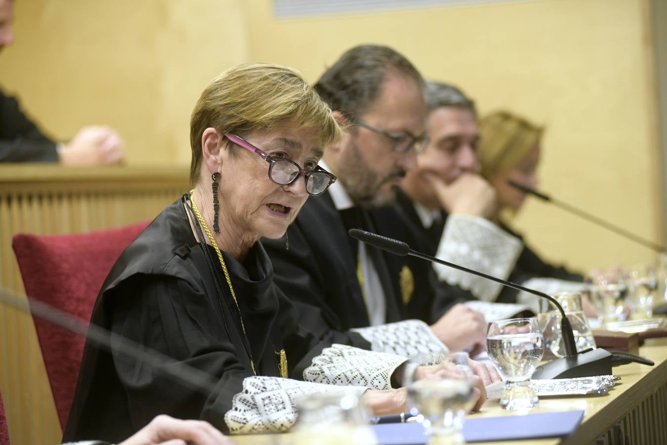 El decano del Colegio de Abogados, Javier Garicano Añíbarro, recibió de manos de la presidenta del Consejo General de la Abogacía Española, Victoria Ortega, la Gran Cruz al Mérito en el Servicio de la Abogacía | Además, se impusieron 59 insignias de plata, y las de oro fueron para Ángel Sanz Velasco y Luis Lavín | El acto concluyó con un homenaje a Blanca Montes, fallecida en julio