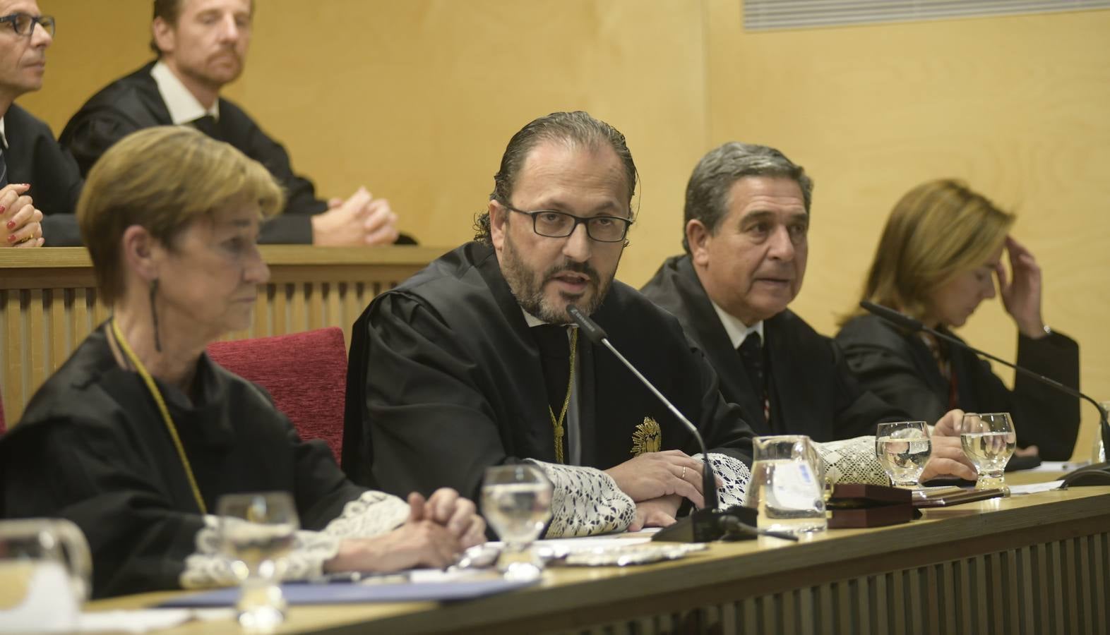 El decano del Colegio de Abogados, Javier Garicano Añíbarro, recibió de manos de la presidenta del Consejo General de la Abogacía Española, Victoria Ortega, la Gran Cruz al Mérito en el Servicio de la Abogacía | Además, se impusieron 59 insignias de plata, y las de oro fueron para Ángel Sanz Velasco y Luis Lavín | El acto concluyó con un homenaje a Blanca Montes, fallecida en julio