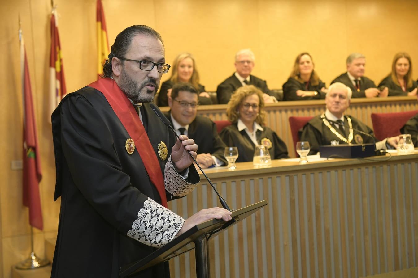 El decano del Colegio de Abogados, Javier Garicano Añíbarro, recibió de manos de la presidenta del Consejo General de la Abogacía Española, Victoria Ortega, la Gran Cruz al Mérito en el Servicio de la Abogacía | Además, se impusieron 59 insignias de plata, y las de oro fueron para Ángel Sanz Velasco y Luis Lavín | El acto concluyó con un homenaje a Blanca Montes, fallecida en julio