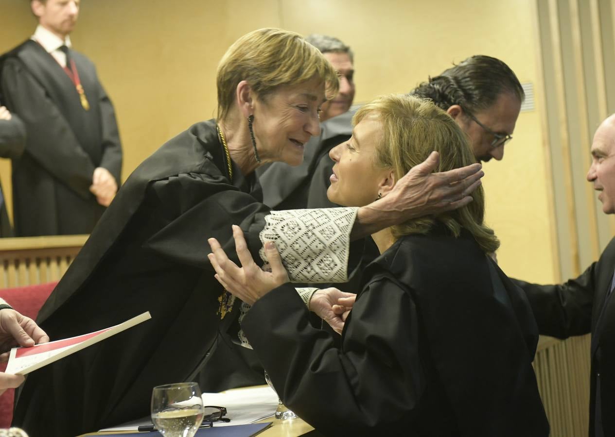 El decano del Colegio de Abogados, Javier Garicano Añíbarro, recibió de manos de la presidenta del Consejo General de la Abogacía Española, Victoria Ortega, la Gran Cruz al Mérito en el Servicio de la Abogacía | Además, se impusieron 59 insignias de plata, y las de oro fueron para Ángel Sanz Velasco y Luis Lavín | El acto concluyó con un homenaje a Blanca Montes, fallecida en julio