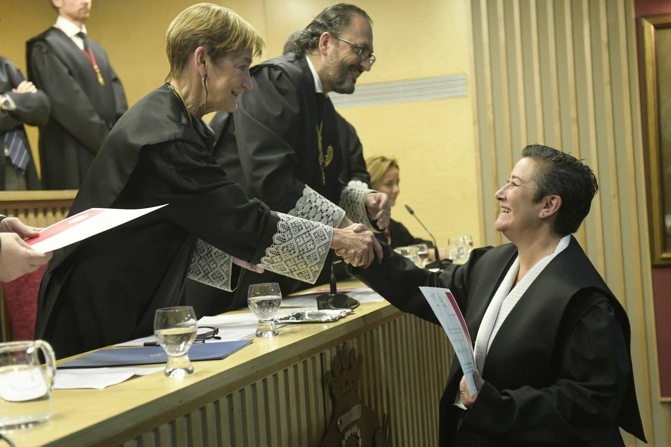 El decano del Colegio de Abogados, Javier Garicano Añíbarro, recibió de manos de la presidenta del Consejo General de la Abogacía Española, Victoria Ortega, la Gran Cruz al Mérito en el Servicio de la Abogacía | Además, se impusieron 59 insignias de plata, y las de oro fueron para Ángel Sanz Velasco y Luis Lavín | El acto concluyó con un homenaje a Blanca Montes, fallecida en julio