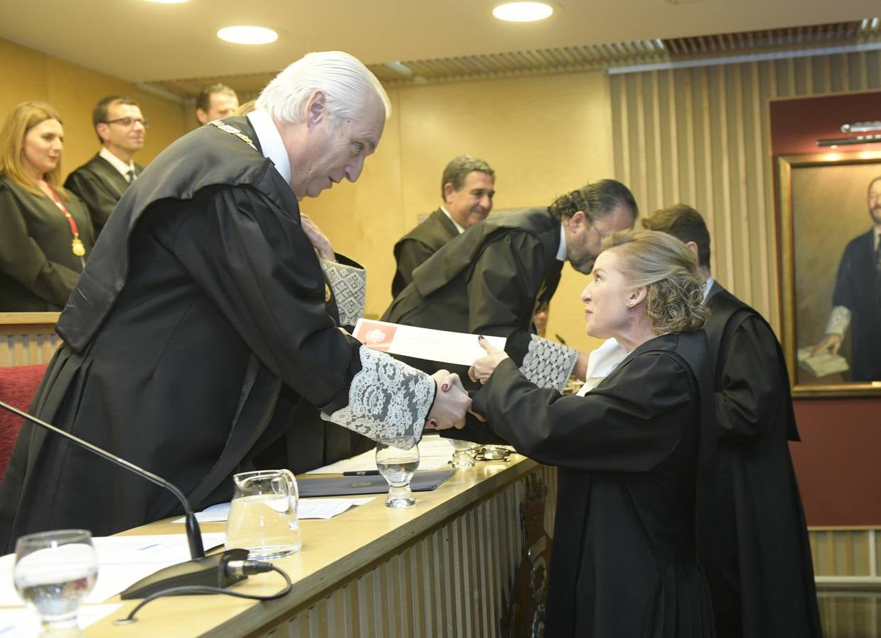 El decano del Colegio de Abogados, Javier Garicano Añíbarro, recibió de manos de la presidenta del Consejo General de la Abogacía Española, Victoria Ortega, la Gran Cruz al Mérito en el Servicio de la Abogacía | Además, se impusieron 59 insignias de plata, y las de oro fueron para Ángel Sanz Velasco y Luis Lavín | El acto concluyó con un homenaje a Blanca Montes, fallecida en julio