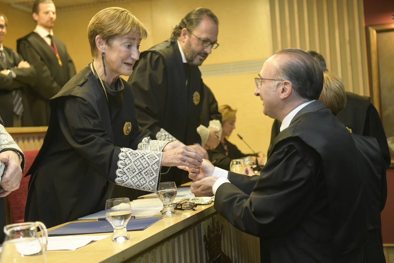 El decano del Colegio de Abogados, Javier Garicano Añíbarro, recibió de manos de la presidenta del Consejo General de la Abogacía Española, Victoria Ortega, la Gran Cruz al Mérito en el Servicio de la Abogacía | Además, se impusieron 59 insignias de plata, y las de oro fueron para Ángel Sanz Velasco y Luis Lavín | El acto concluyó con un homenaje a Blanca Montes, fallecida en julio