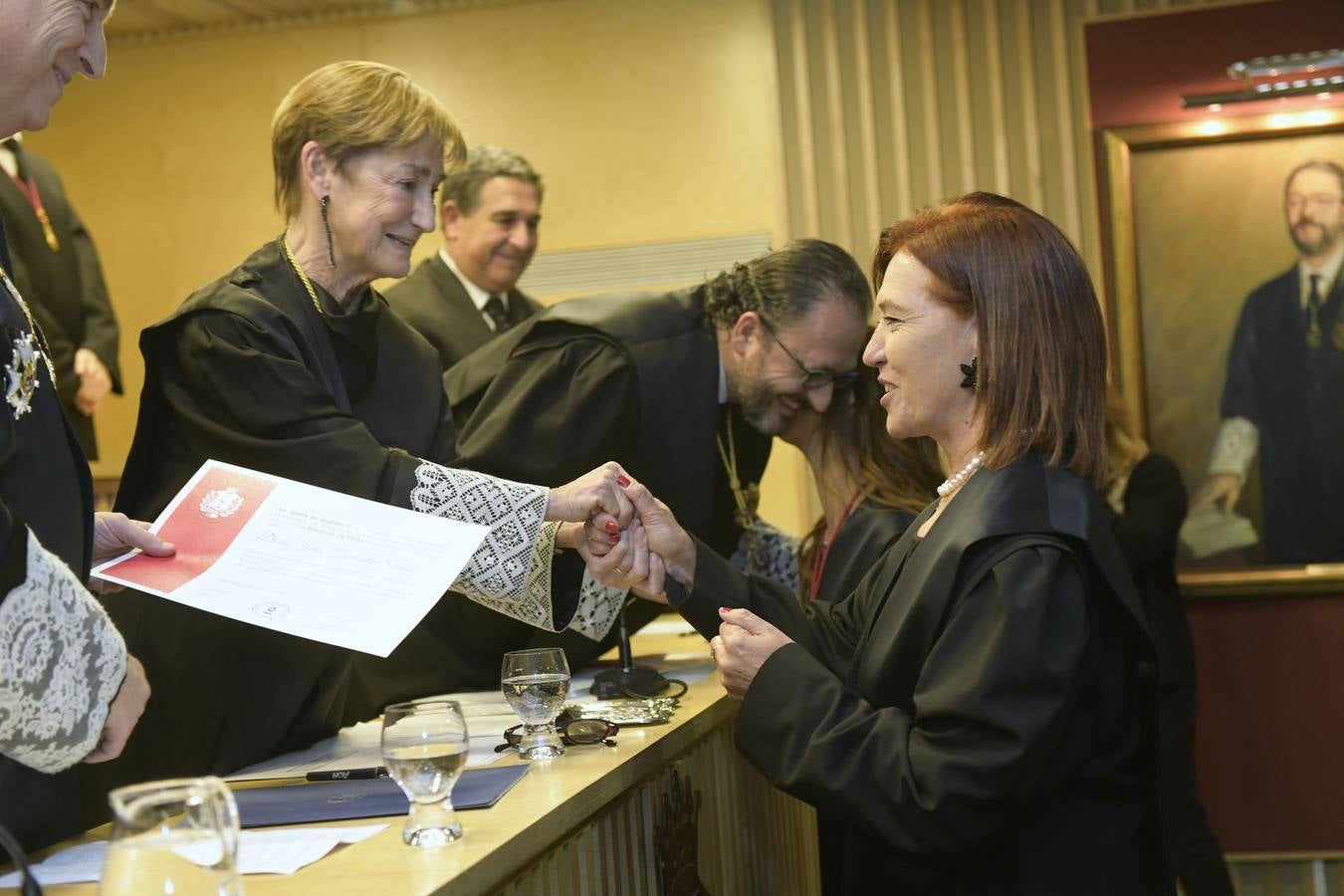 El decano del Colegio de Abogados, Javier Garicano Añíbarro, recibió de manos de la presidenta del Consejo General de la Abogacía Española, Victoria Ortega, la Gran Cruz al Mérito en el Servicio de la Abogacía | Además, se impusieron 59 insignias de plata, y las de oro fueron para Ángel Sanz Velasco y Luis Lavín | El acto concluyó con un homenaje a Blanca Montes, fallecida en julio