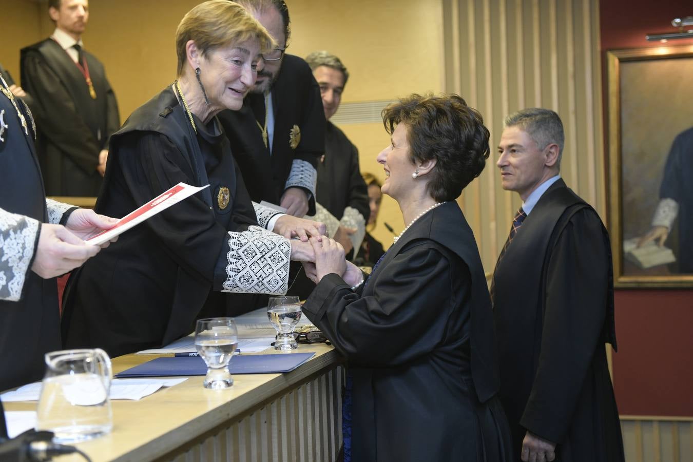 El decano del Colegio de Abogados, Javier Garicano Añíbarro, recibió de manos de la presidenta del Consejo General de la Abogacía Española, Victoria Ortega, la Gran Cruz al Mérito en el Servicio de la Abogacía | Además, se impusieron 59 insignias de plata, y las de oro fueron para Ángel Sanz Velasco y Luis Lavín | El acto concluyó con un homenaje a Blanca Montes, fallecida en julio