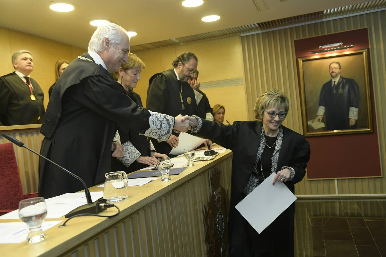 El decano del Colegio de Abogados, Javier Garicano Añíbarro, recibió de manos de la presidenta del Consejo General de la Abogacía Española, Victoria Ortega, la Gran Cruz al Mérito en el Servicio de la Abogacía | Además, se impusieron 59 insignias de plata, y las de oro fueron para Ángel Sanz Velasco y Luis Lavín | El acto concluyó con un homenaje a Blanca Montes, fallecida en julio