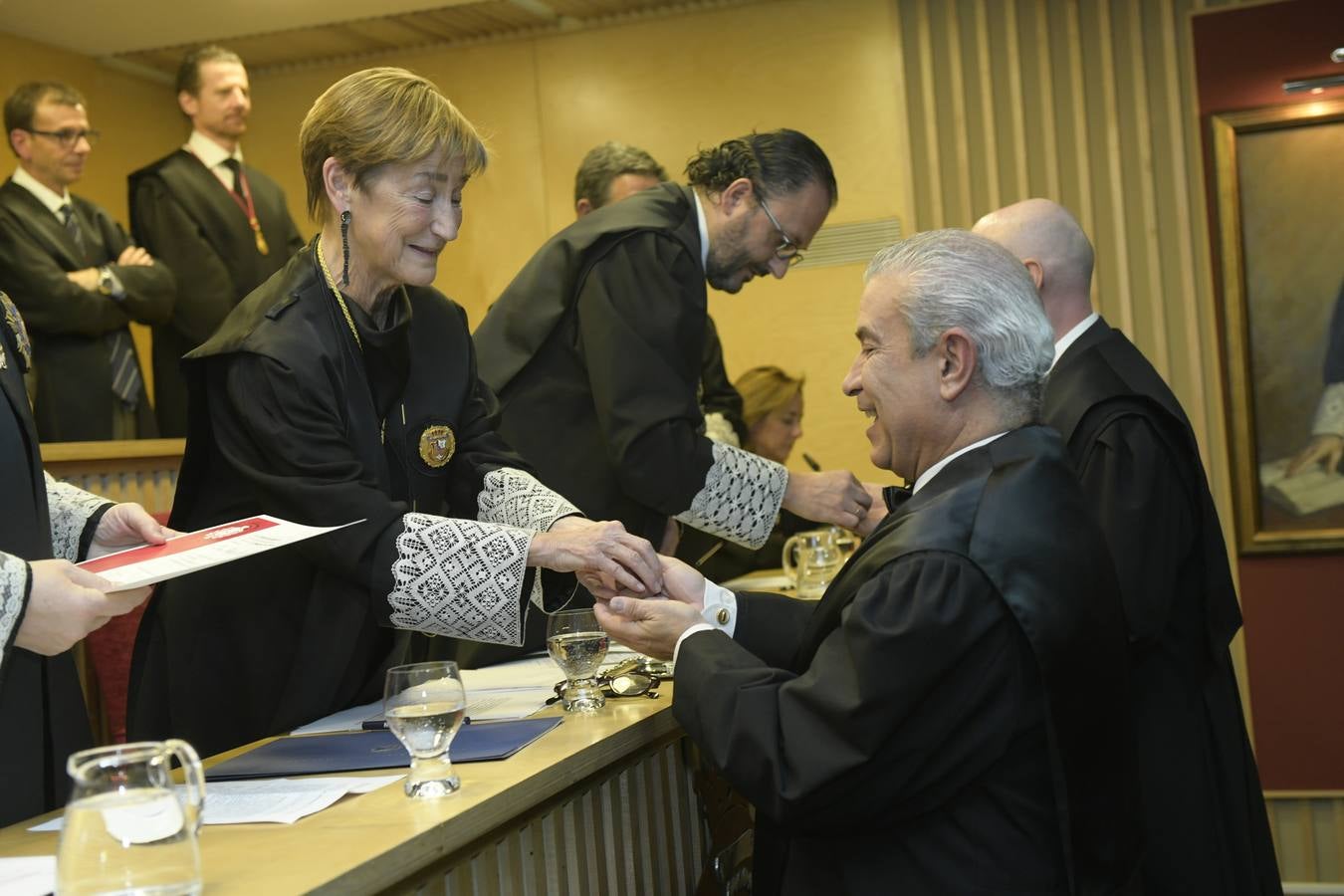 El decano del Colegio de Abogados, Javier Garicano Añíbarro, recibió de manos de la presidenta del Consejo General de la Abogacía Española, Victoria Ortega, la Gran Cruz al Mérito en el Servicio de la Abogacía | Además, se impusieron 59 insignias de plata, y las de oro fueron para Ángel Sanz Velasco y Luis Lavín | El acto concluyó con un homenaje a Blanca Montes, fallecida en julio