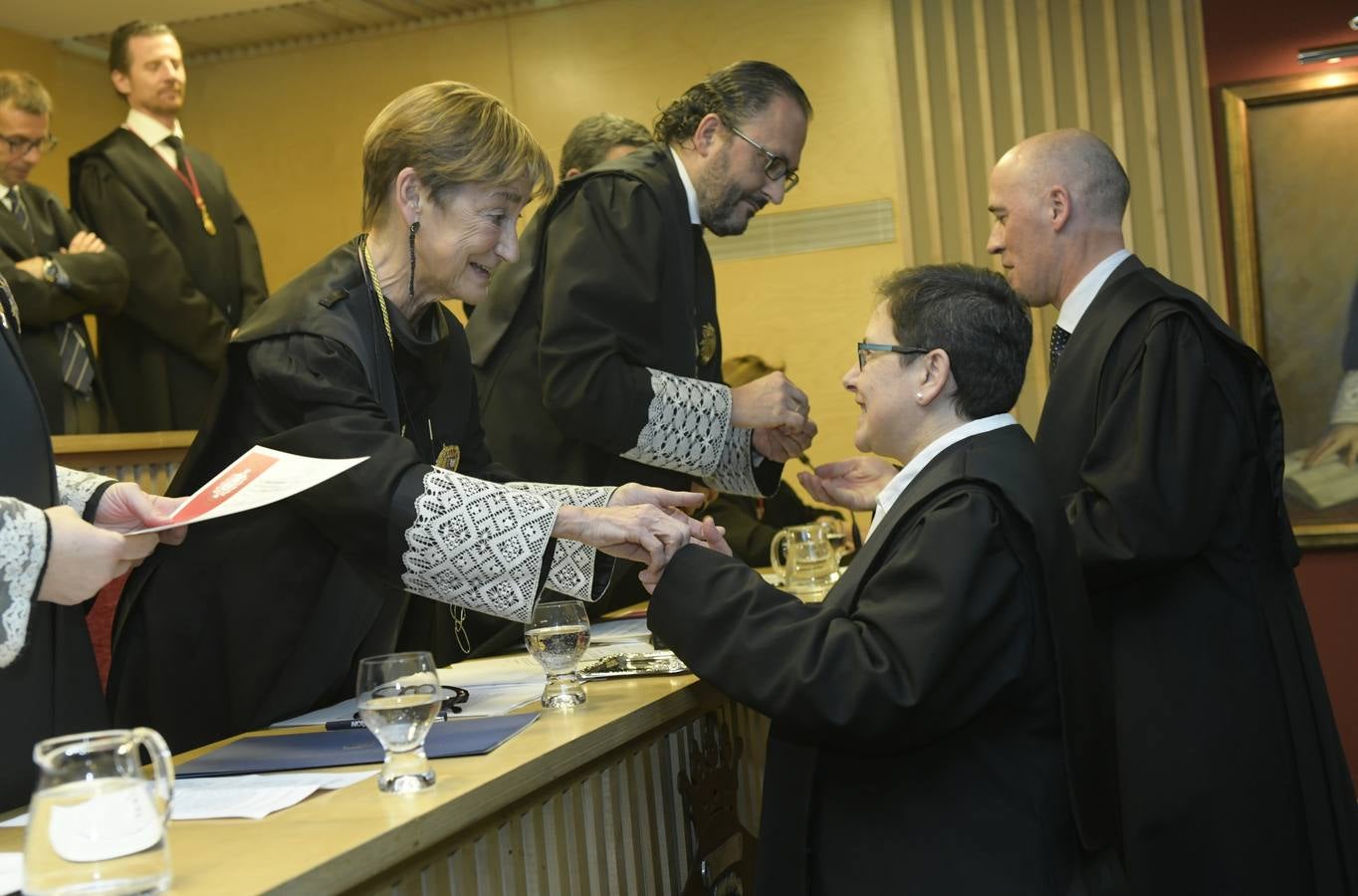 El decano del Colegio de Abogados, Javier Garicano Añíbarro, recibió de manos de la presidenta del Consejo General de la Abogacía Española, Victoria Ortega, la Gran Cruz al Mérito en el Servicio de la Abogacía | Además, se impusieron 59 insignias de plata, y las de oro fueron para Ángel Sanz Velasco y Luis Lavín | El acto concluyó con un homenaje a Blanca Montes, fallecida en julio