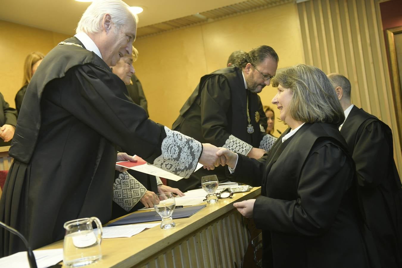 El decano del Colegio de Abogados, Javier Garicano Añíbarro, recibió de manos de la presidenta del Consejo General de la Abogacía Española, Victoria Ortega, la Gran Cruz al Mérito en el Servicio de la Abogacía | Además, se impusieron 59 insignias de plata, y las de oro fueron para Ángel Sanz Velasco y Luis Lavín | El acto concluyó con un homenaje a Blanca Montes, fallecida en julio