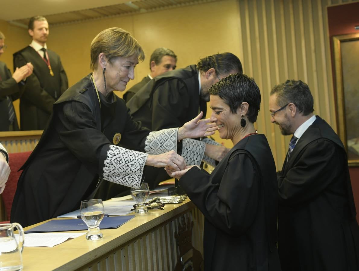 El decano del Colegio de Abogados, Javier Garicano Añíbarro, recibió de manos de la presidenta del Consejo General de la Abogacía Española, Victoria Ortega, la Gran Cruz al Mérito en el Servicio de la Abogacía | Además, se impusieron 59 insignias de plata, y las de oro fueron para Ángel Sanz Velasco y Luis Lavín | El acto concluyó con un homenaje a Blanca Montes, fallecida en julio