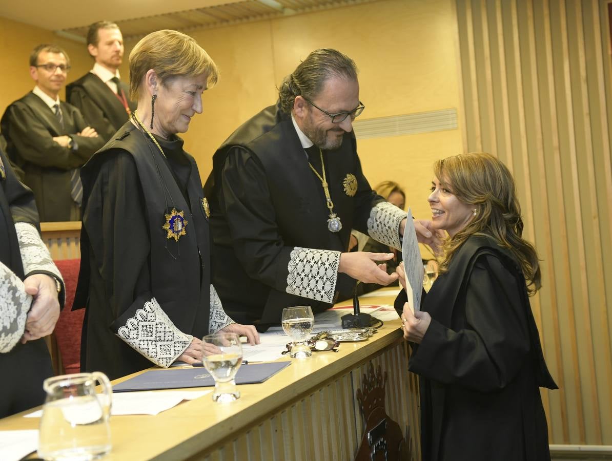 El decano del Colegio de Abogados, Javier Garicano Añíbarro, recibió de manos de la presidenta del Consejo General de la Abogacía Española, Victoria Ortega, la Gran Cruz al Mérito en el Servicio de la Abogacía | Además, se impusieron 59 insignias de plata, y las de oro fueron para Ángel Sanz Velasco y Luis Lavín | El acto concluyó con un homenaje a Blanca Montes, fallecida en julio