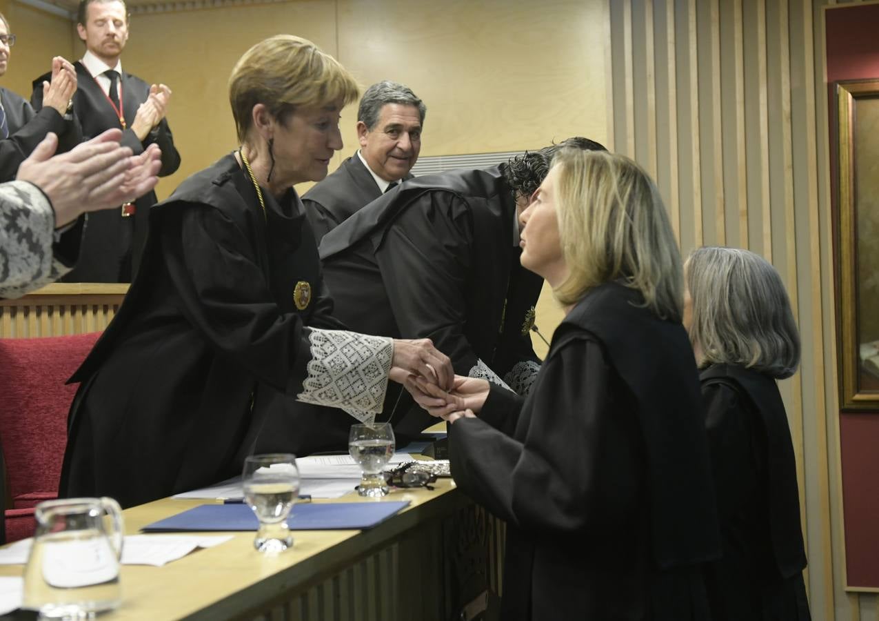 El decano del Colegio de Abogados, Javier Garicano Añíbarro, recibió de manos de la presidenta del Consejo General de la Abogacía Española, Victoria Ortega, la Gran Cruz al Mérito en el Servicio de la Abogacía | Además, se impusieron 59 insignias de plata, y las de oro fueron para Ángel Sanz Velasco y Luis Lavín | El acto concluyó con un homenaje a Blanca Montes, fallecida en julio