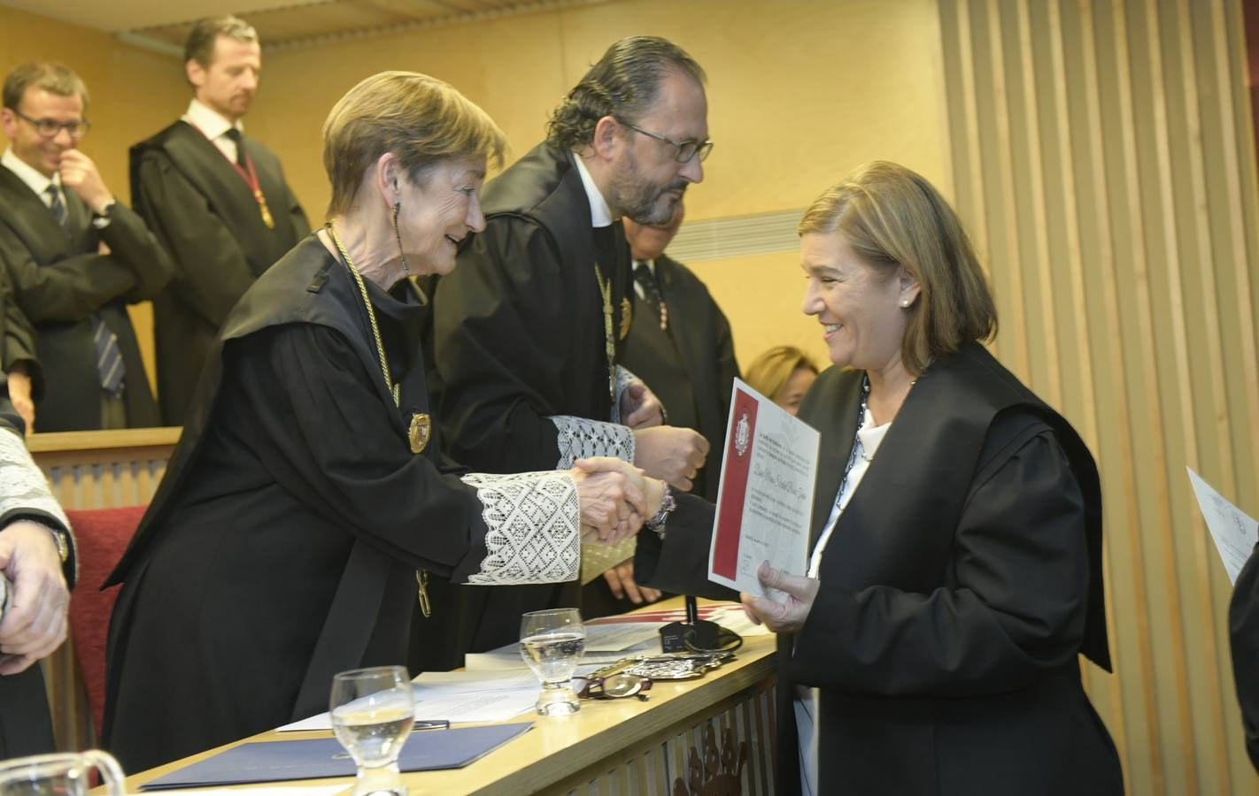 El decano del Colegio de Abogados, Javier Garicano Añíbarro, recibió de manos de la presidenta del Consejo General de la Abogacía Española, Victoria Ortega, la Gran Cruz al Mérito en el Servicio de la Abogacía | Además, se impusieron 59 insignias de plata, y las de oro fueron para Ángel Sanz Velasco y Luis Lavín | El acto concluyó con un homenaje a Blanca Montes, fallecida en julio