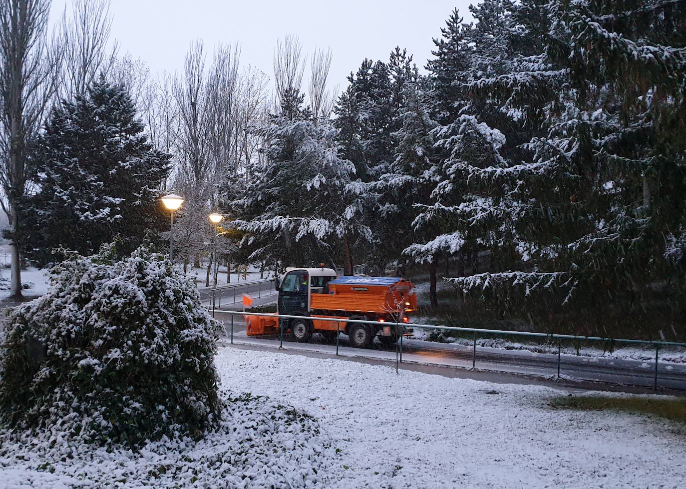 Una máquina limpia la nieve, esta mañana en Aguilar de Campoo. 