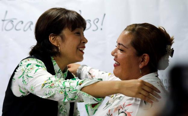 Jenifer de la Rosa (izquierda) abraza a su hermana Ángela, en Colombia.