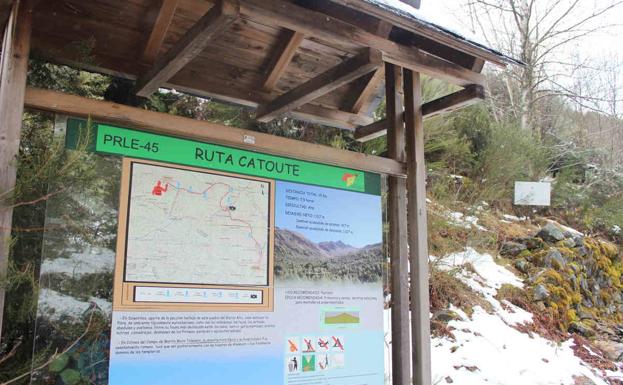 Imagen principal - Panel de información de la ruta, río Salentinos y la villa berciana del mismo nombre. 