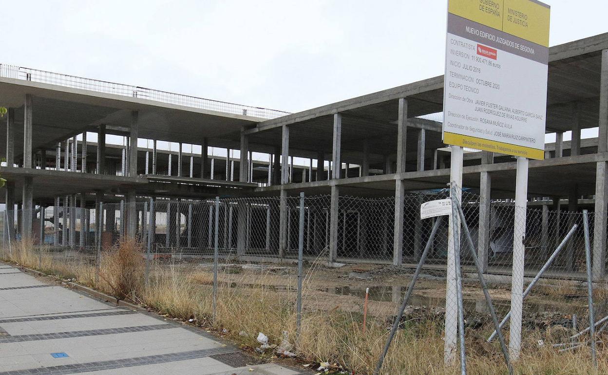 Esqueleto de hormigón, fruto de las obras paralizadas, del que tiene que ser el nuevo Palacio de Justicia de Segovia. 