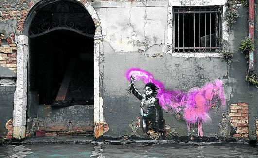 Una famosa figura de Banksy chapotea en el agua. 