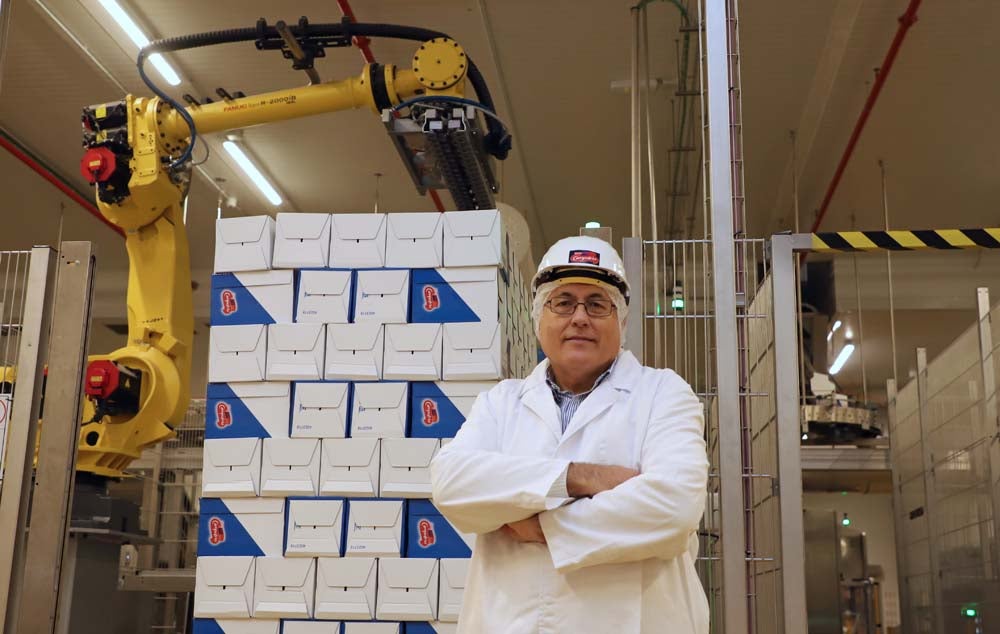 Un operador controla el envasado de los productos