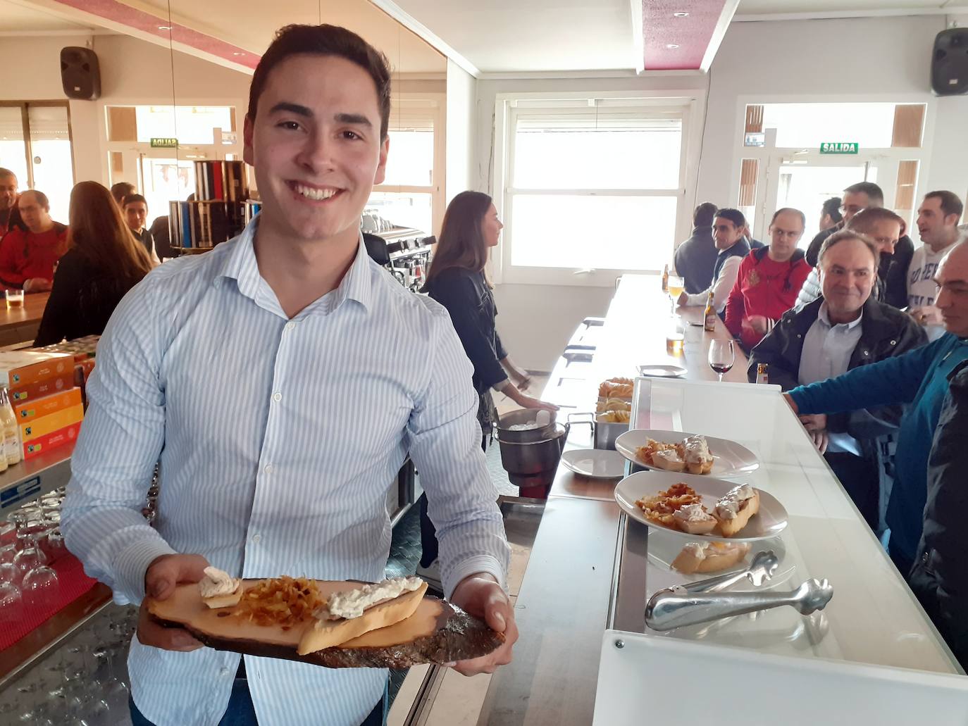 Vecinos y visitantes disfrutan de los pinchos del concurso de Villabrágima durante este fin de semana. 