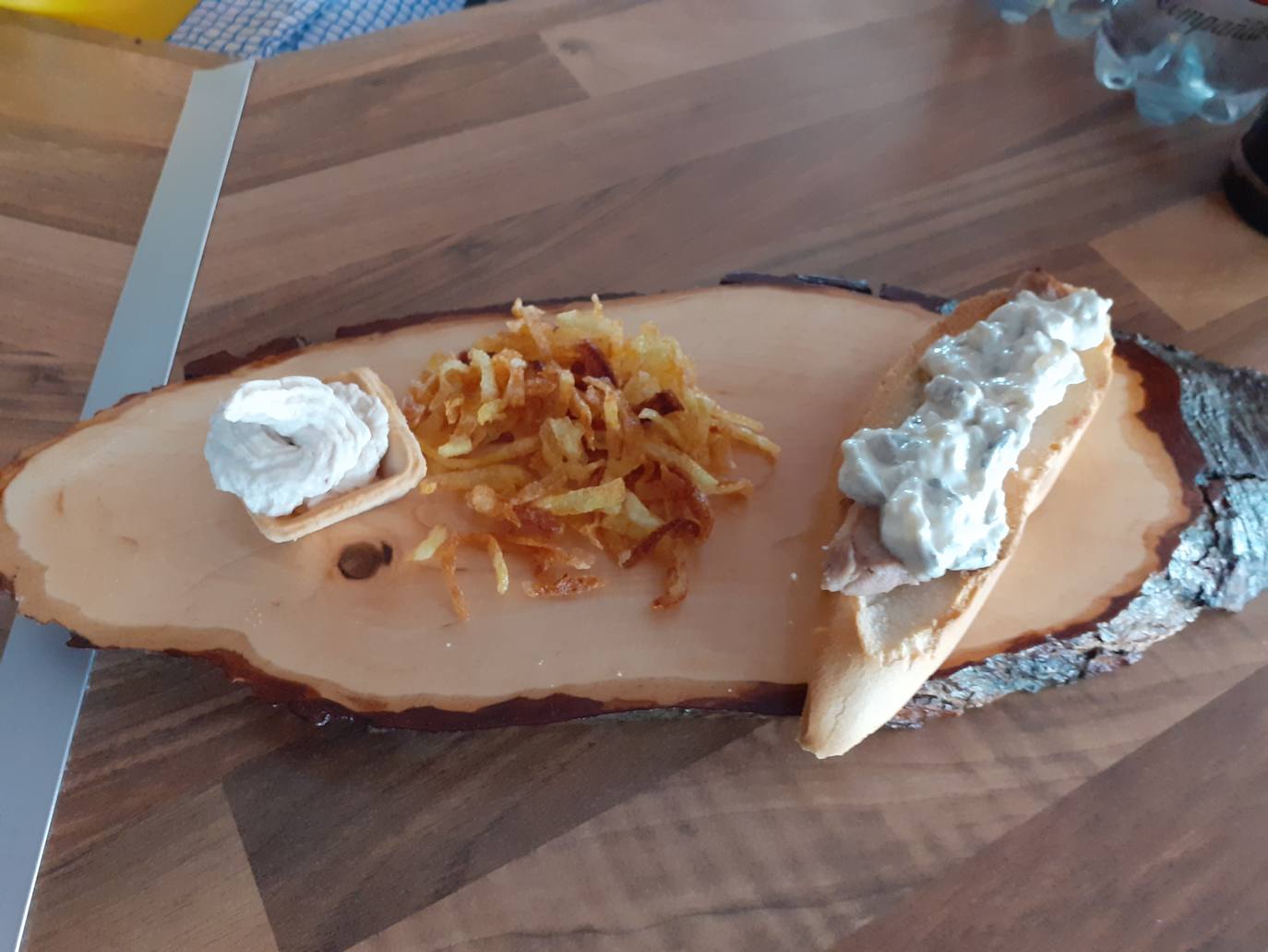 Vecinos y visitantes disfrutan de los pinchos del concurso de Villabrágima durante este fin de semana. 