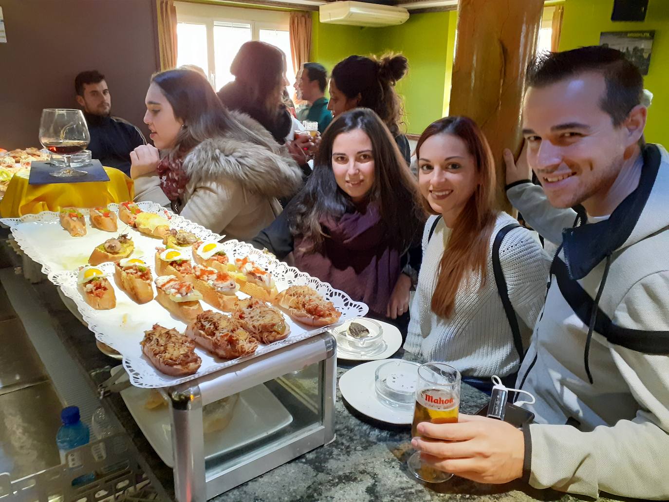 Vecinos y visitantes disfrutan de los pinchos del concurso de Villabrágima durante este fin de semana. 