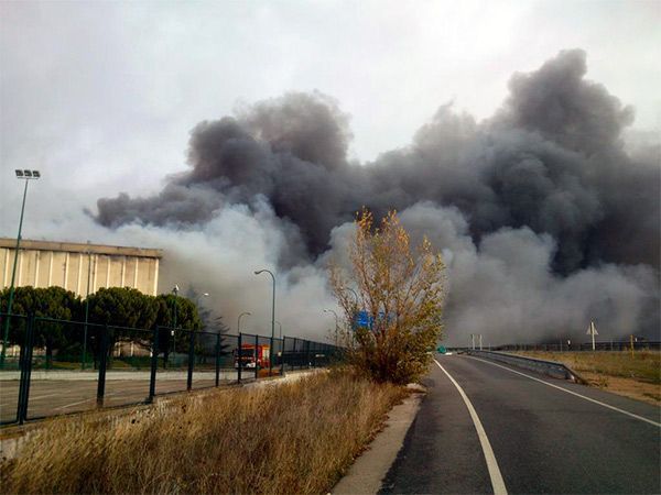 La antigua fábrica fue pasto de las llamas en apenas unas horas. 