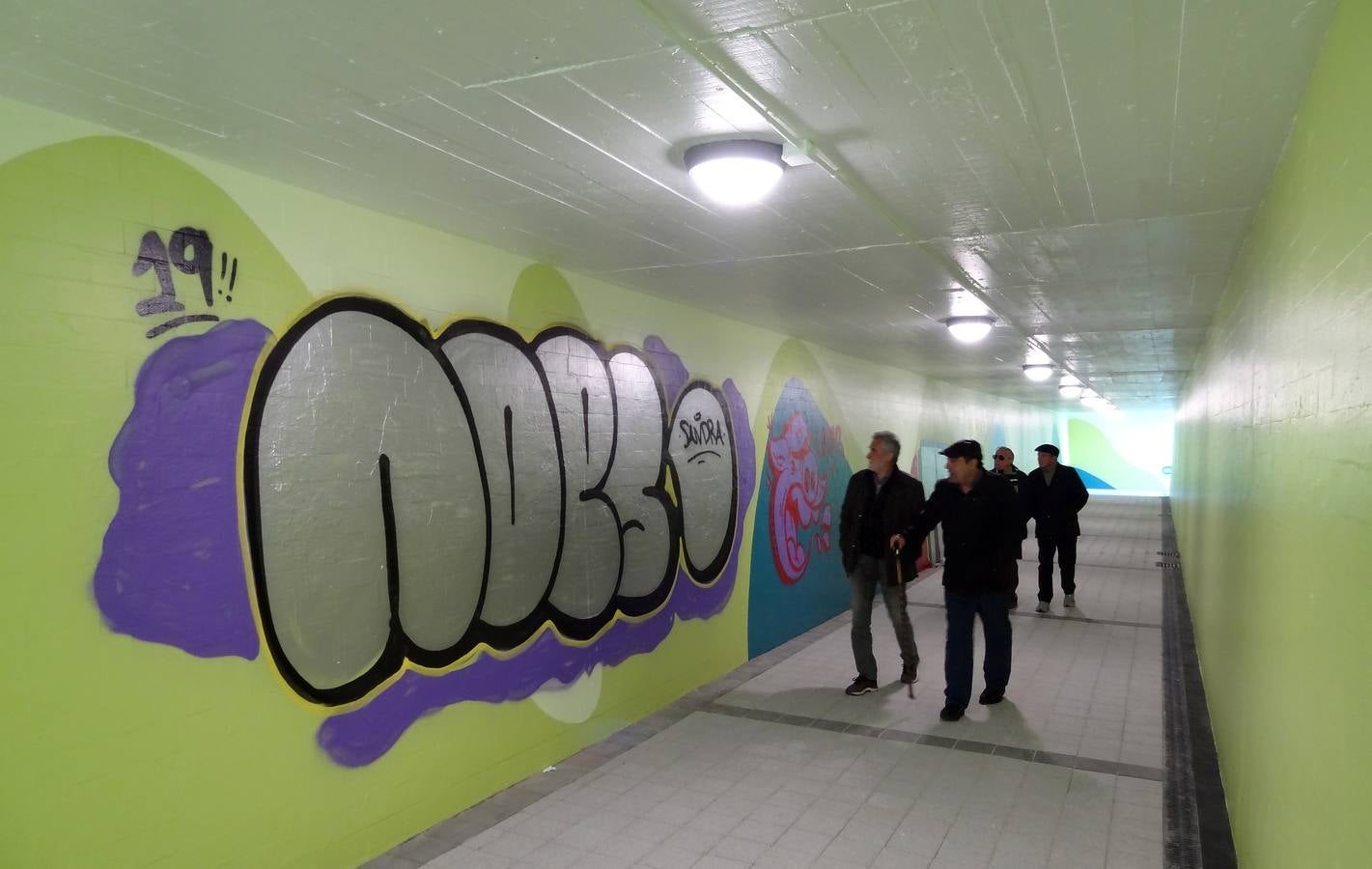 Seis horas después de su reapertura los grafiteros llenan de pintadas el paso peatonal | El Ayuntamiento baraja contratar grafiteros para decorar en condiciones este paso y los de Labradores y Arco de Ladrillo