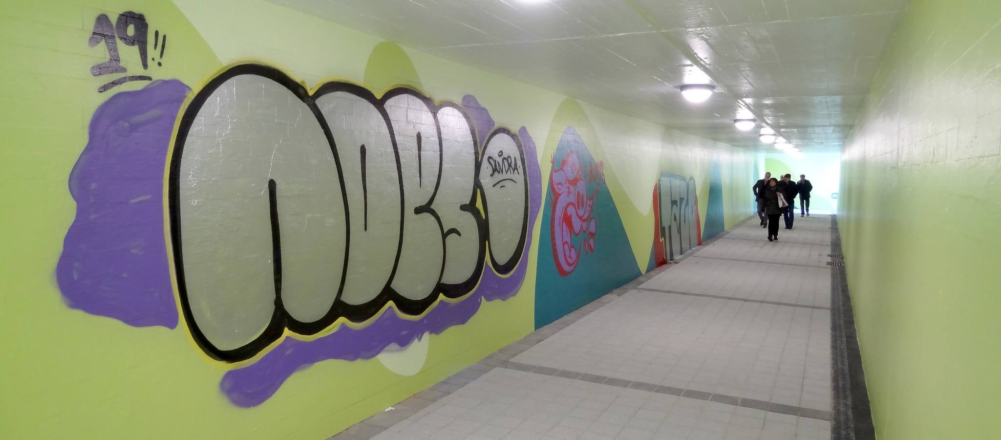 Seis horas después de su reapertura los grafiteros llenan de pintadas el paso peatonal | El Ayuntamiento baraja contratar grafiteros para decorar en condiciones este paso y los de Labradores y Arco de Ladrillo