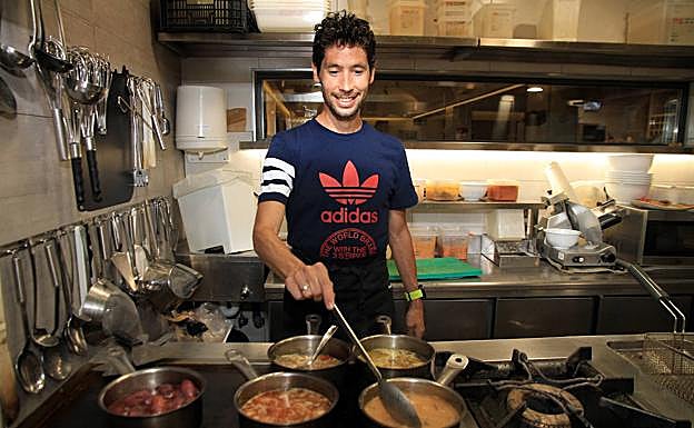 El atleta Javi Guerra, en la cocina del restaurante El secreto de San Clemente, de Segovia. 
