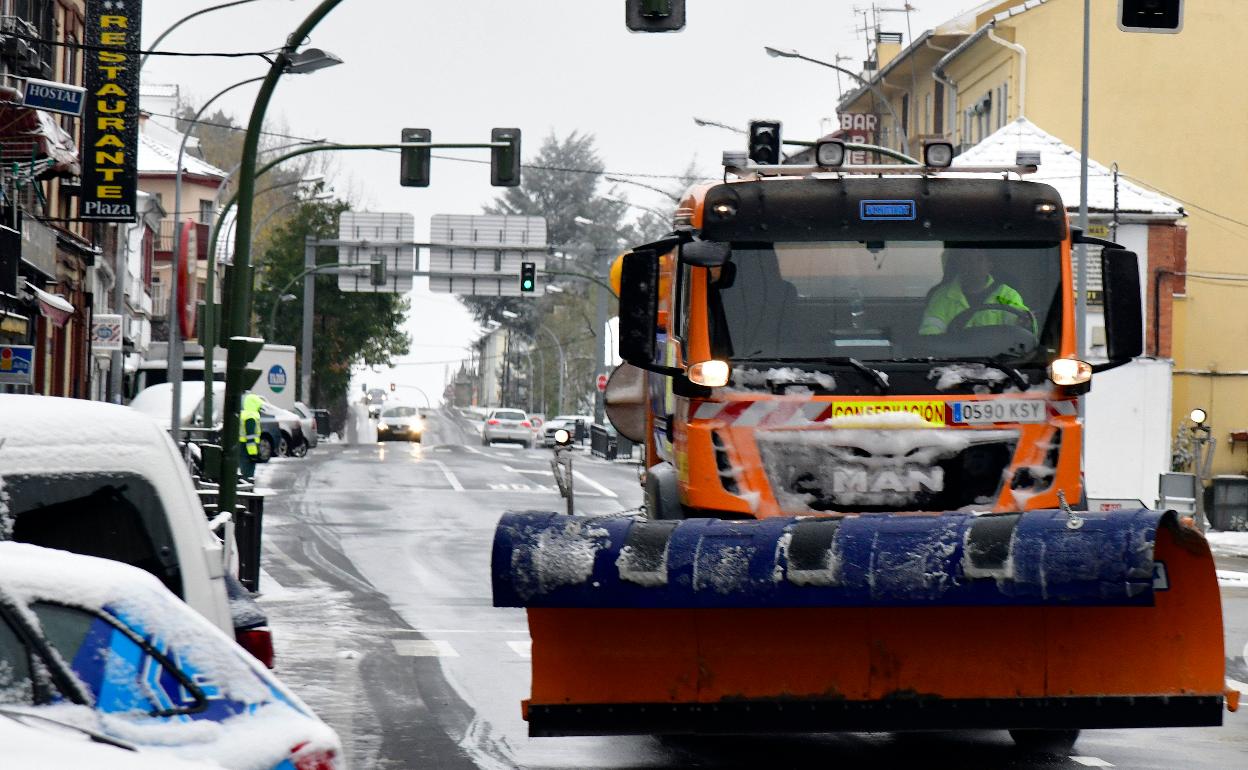 Una quitanieves circula ayer por la travesía de San Rafael. 