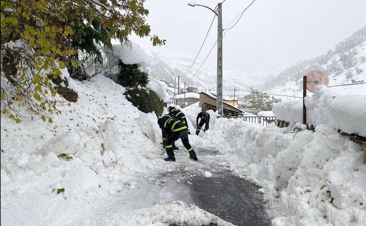 Más de un centenar de militares de la UME auxilian a las poblaciones afectadas por la nieve en León. 