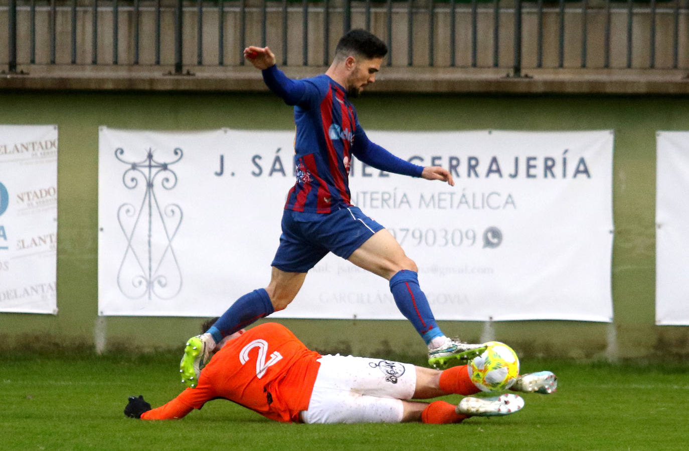 Partido entre la Gimnástica Segoviana y el Burgos Promesas 