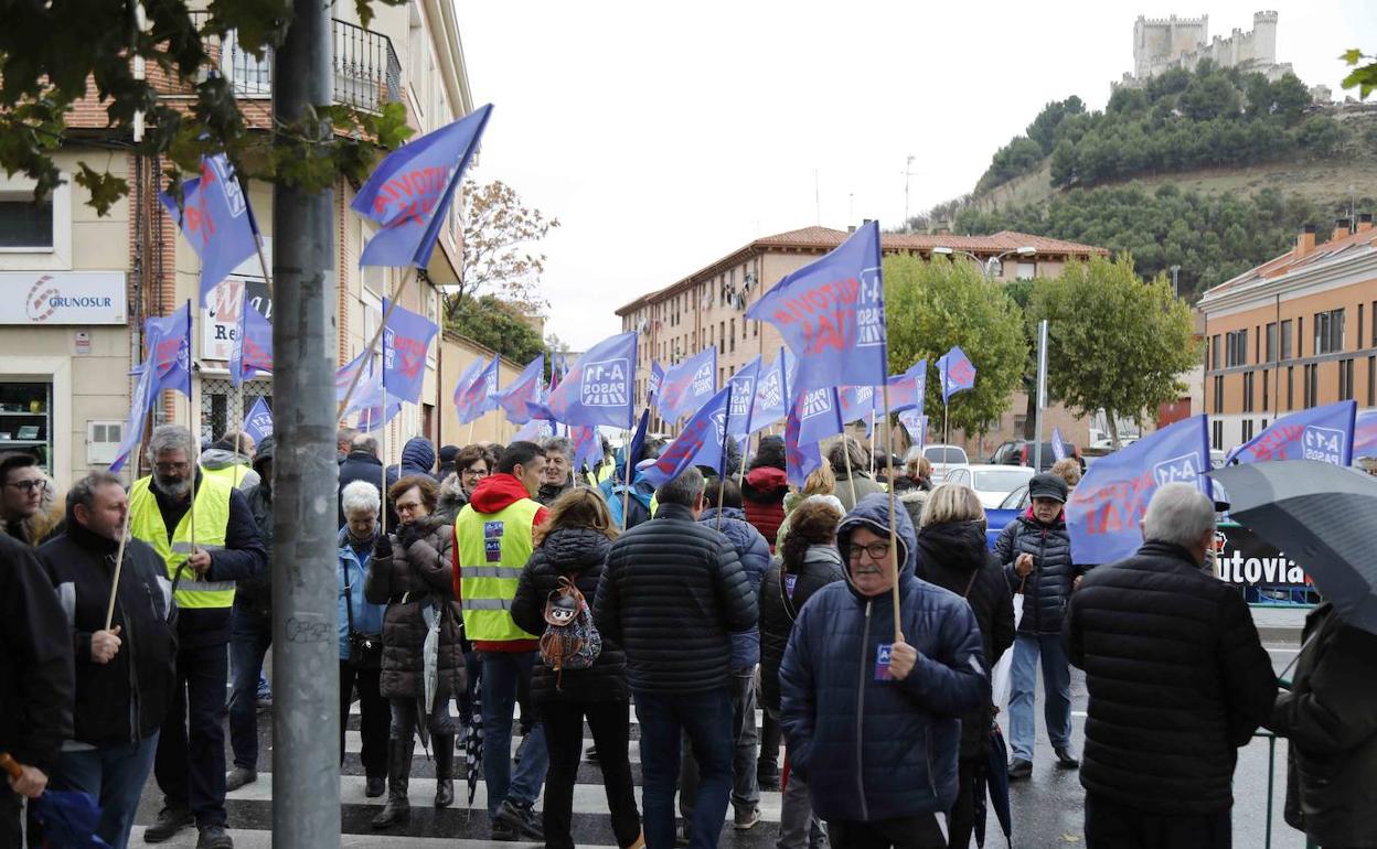 Participantes en la concentración convocada en Peñafiel. 